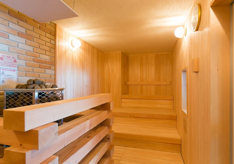 多彩な湯船とサウナ