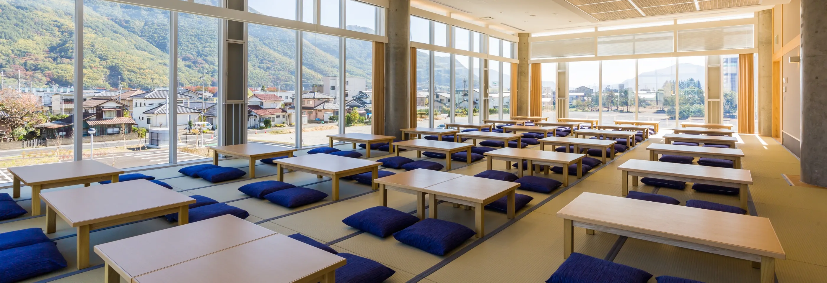 広々とした畳の大広間と窓外の景色